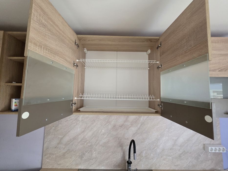 Кухня с вградена печка с фурна