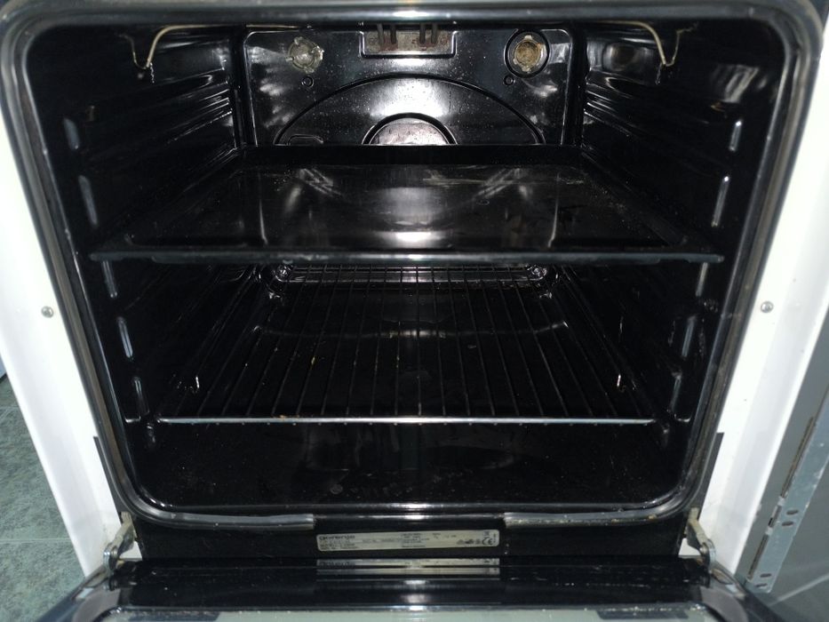 Свободностояща Печка Gorenje Е235VV с чугунени котлони.