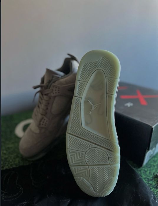 Air Jordan 4 x KAWS лимитирани обувки!