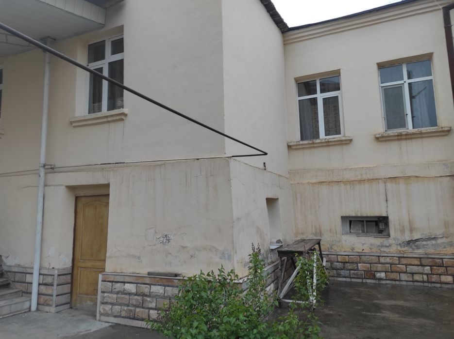 Nekrasova koʻchasida 8 sotix hovli 10 xonali sotiladi