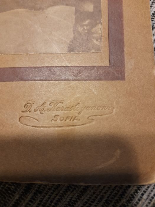 Стари снимки и стъклена гарафа