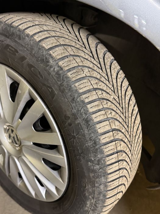 195/65/15 cauciucuri cu tot cu jante +capace VW