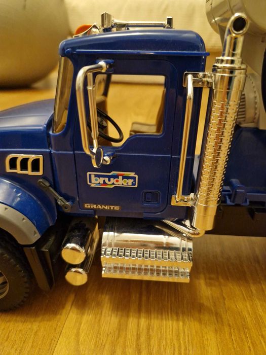 Betoniera (Jucarie) Mack Granite, Bruder 02814