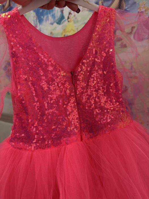 Продам платья нарядные на 4-6 лет