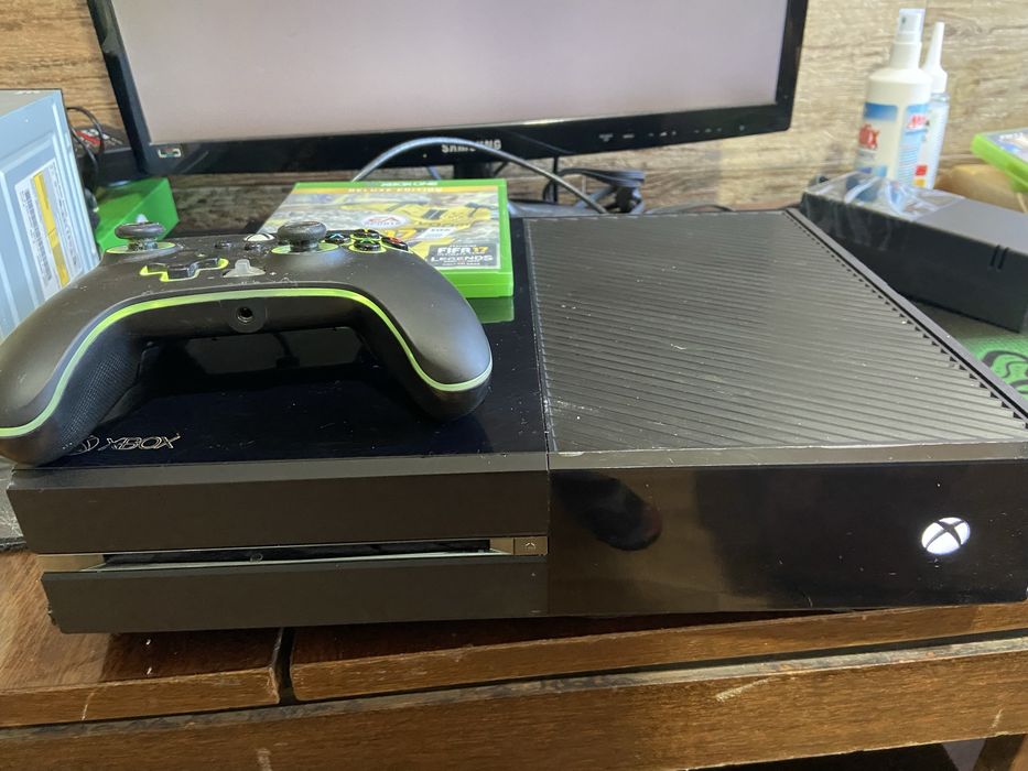 Xbox One 500GB + Геймърски джойстик + Подарък игра FIFA 17