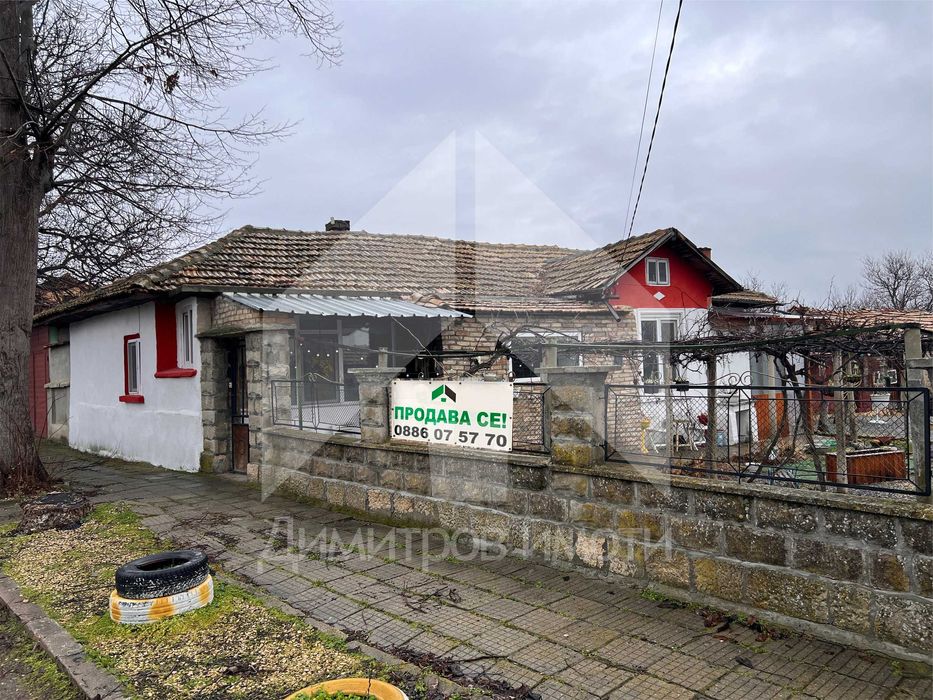 Продава еднофамилна, реновирана къща със 762 кв.м. двор в гр. Плиска.