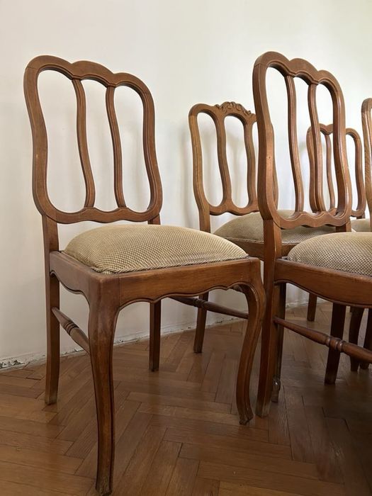 Продавам старинен шкаф и столове