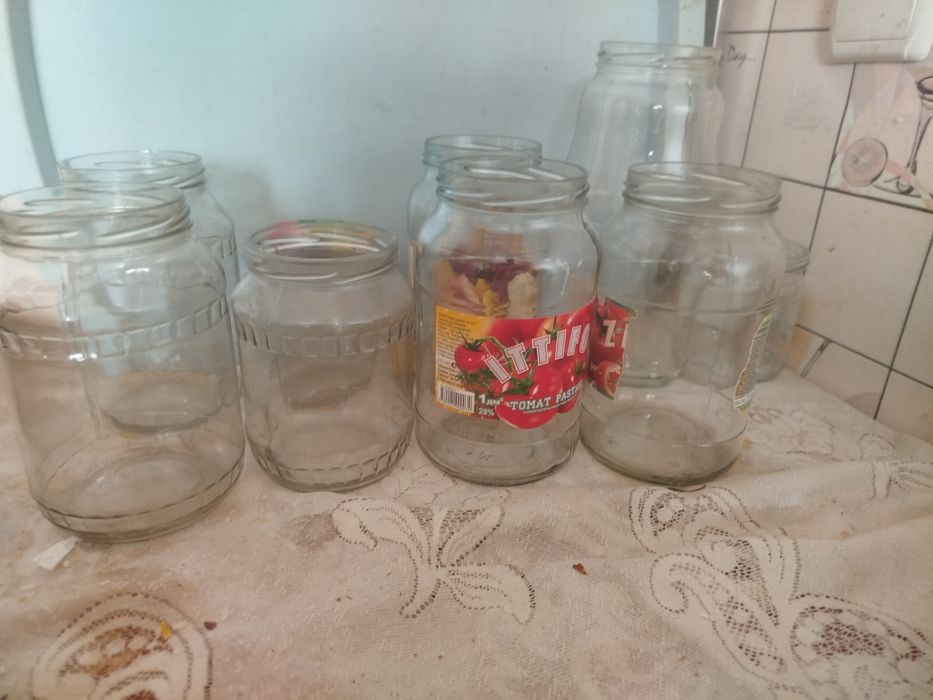 Продаются стеклянные банки 2 литровые,1 литровые .свои