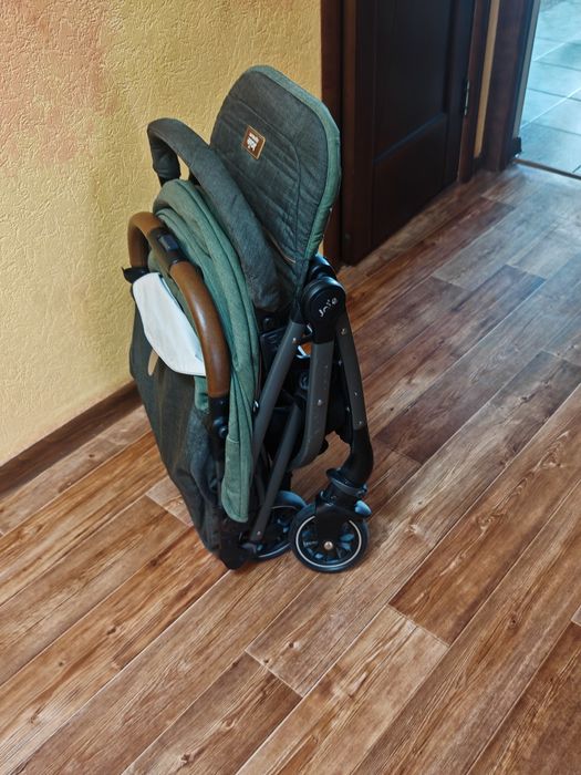 Детская прогулочная коляска