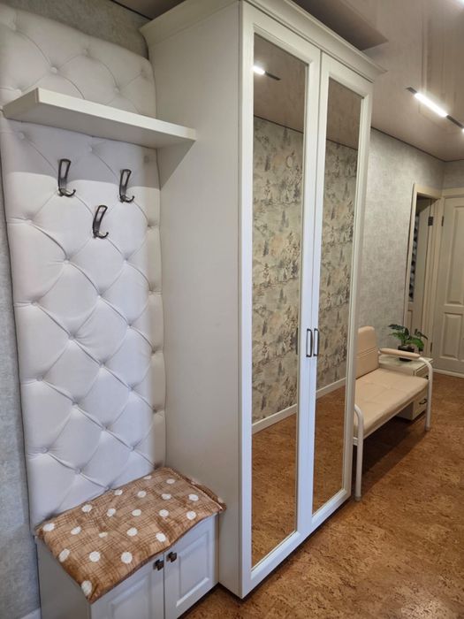 Шикарная белая прихожая