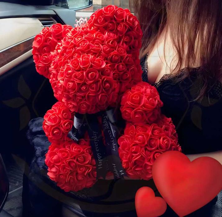 Луксозен подарък Мече от рози в красива подаръчна кутия