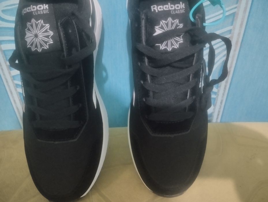 продам кроссовки новые 42р