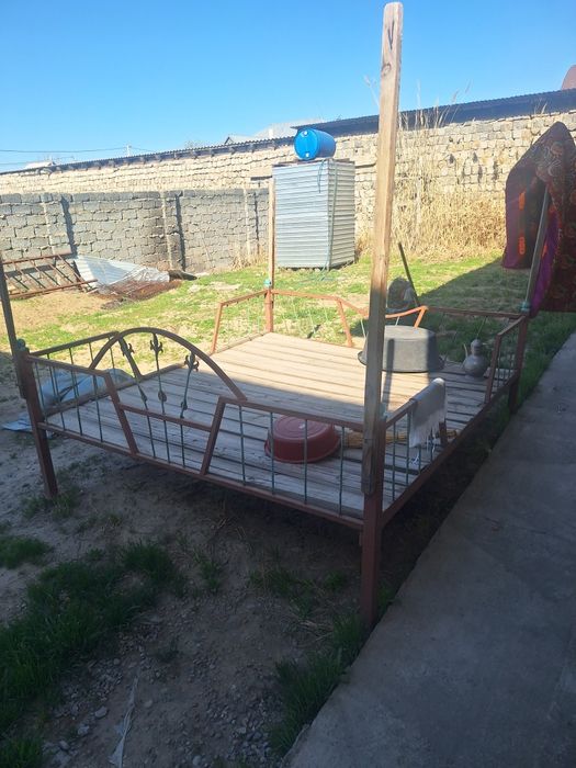 Тапчан сатылады.