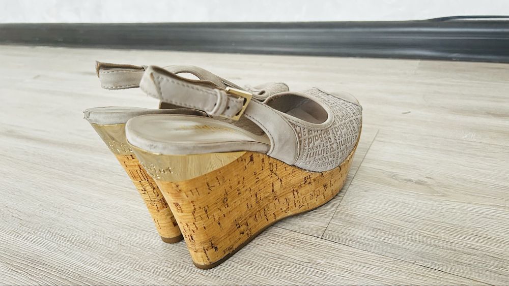 Продам босоножки