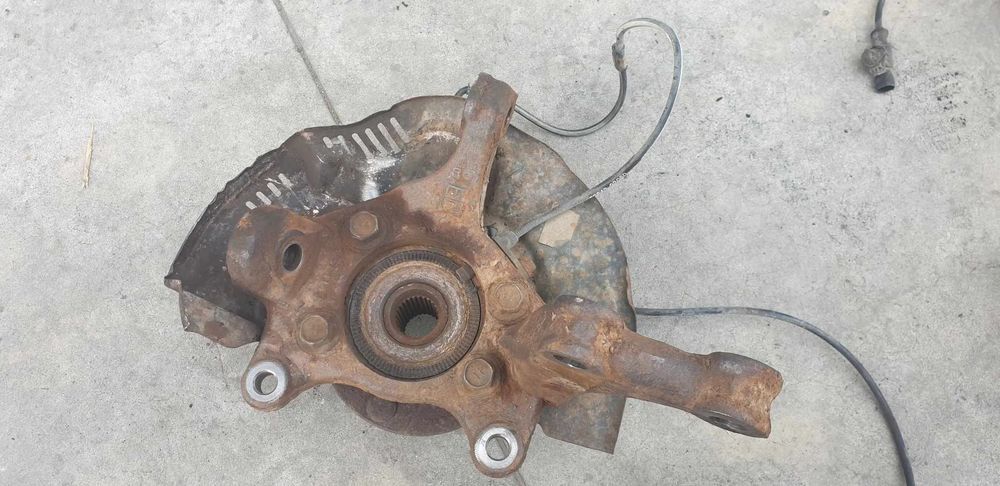 fuzeta dreapta fata  toyota  auris e15  1.4 d-4d 2007
