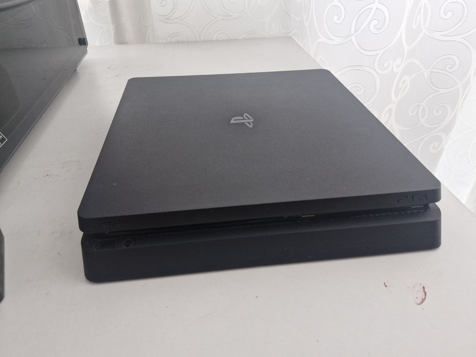 Ps4 slim приставка около 15 игр и больше