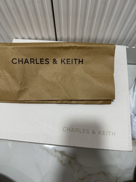 Продам новые лоферы Charles & Keith.