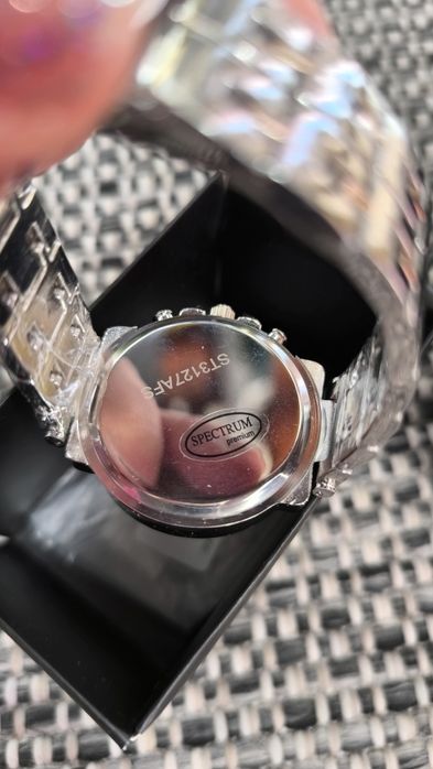 Ceas de mana incrustat cu pietre