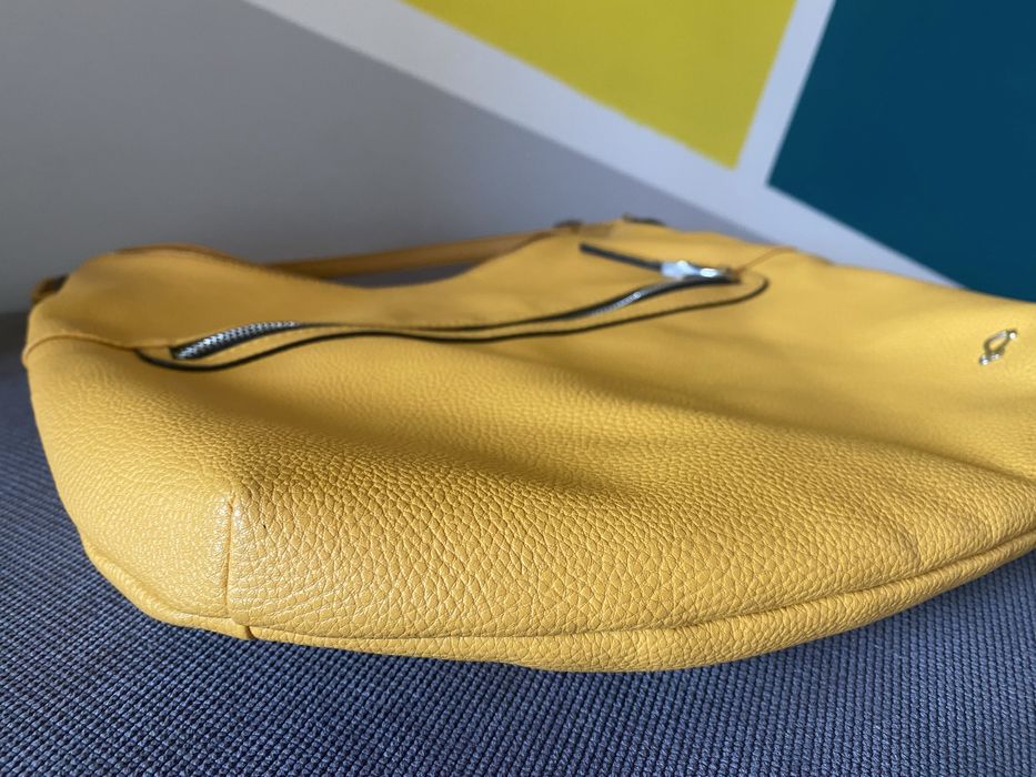 Жълта кожена чанта