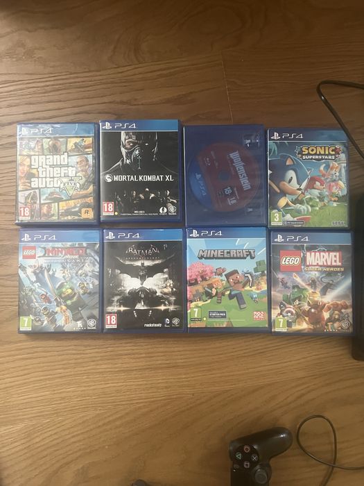 Playstation 4 , 2 джойстика ,8 игри