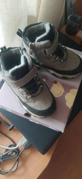 Продам ботинки на мальчика 24 р