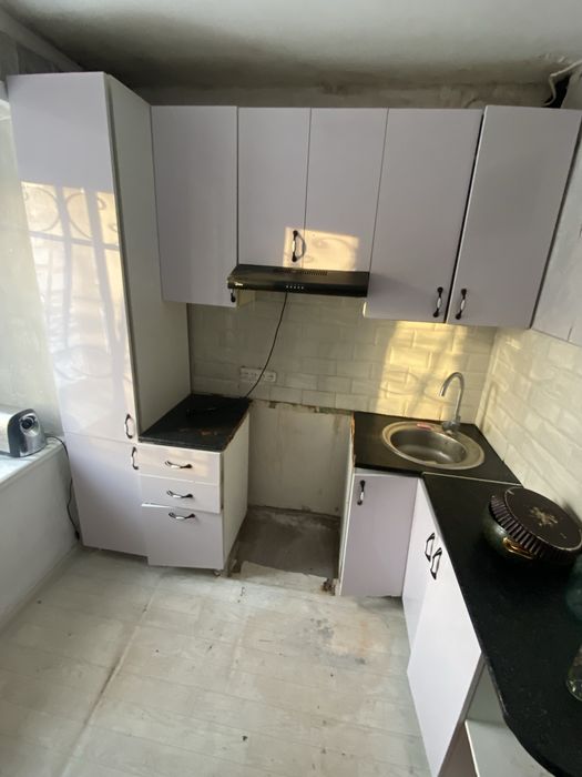 Продам бу кухоный гарнитур меж двери