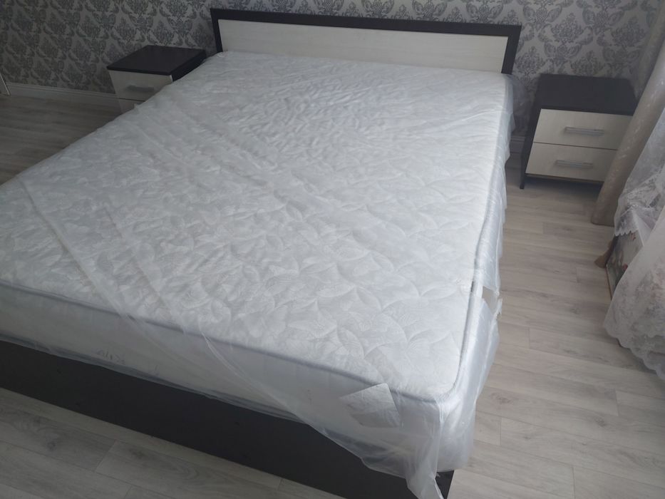 Двуспальная кровать с двумя тумбочками