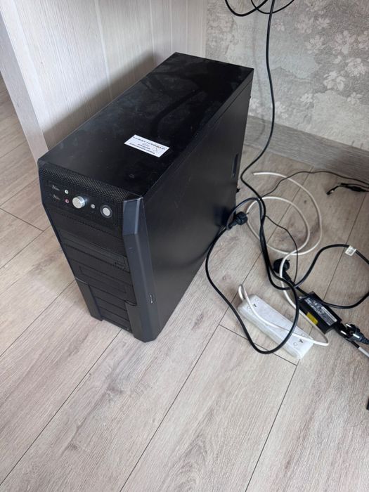 Комплект компьютера (2 процессора , экран , клавиатура)