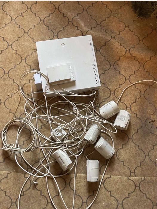 Продавам алармена система +Сим. Има и 6 датчика за движение, вьншна сирена, клавиатура и кабели кьм нея