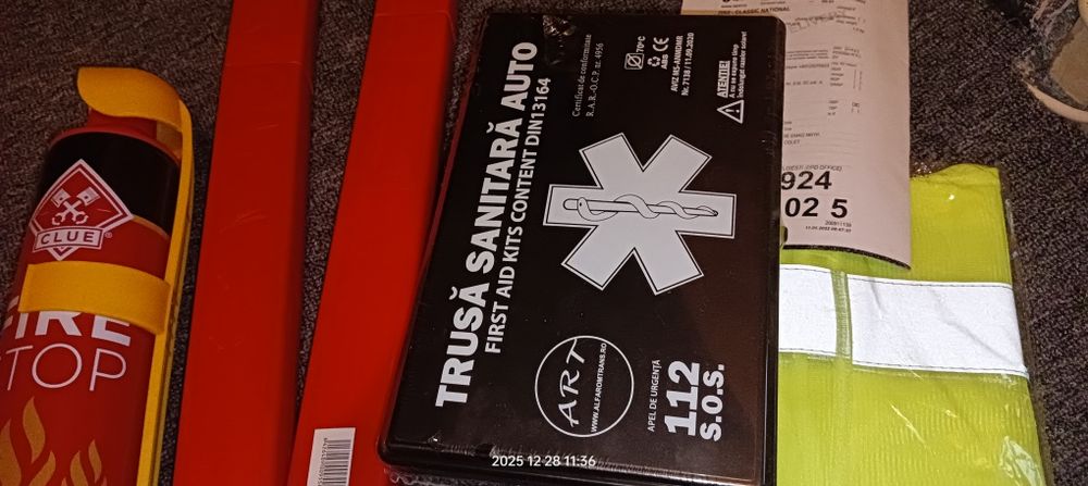 Trusa auto, stingător vesta și triunghiuri auto