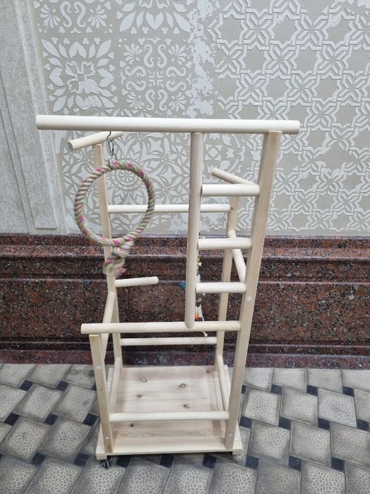 Стенд для ручных попугаев