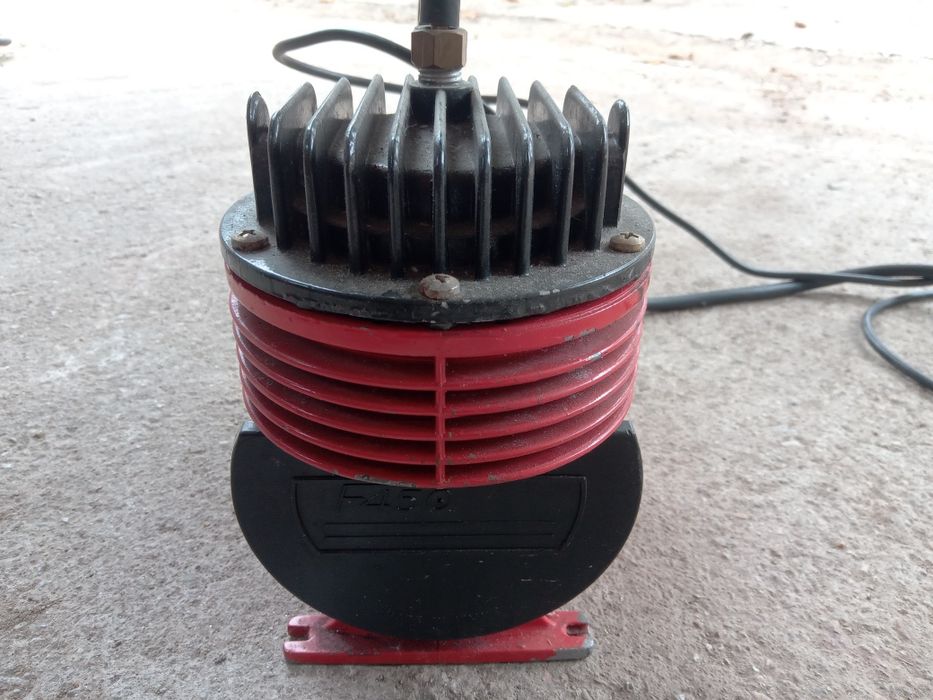 Vând compresor italian pentru umflat mingii / saltele / baloane