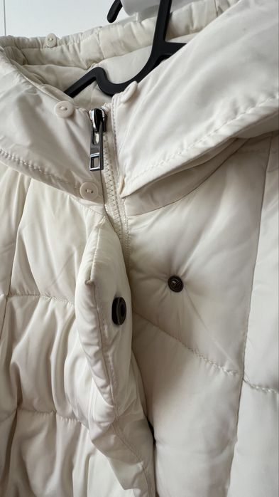 Зимно яке,цвят шампанско S/Mдва джоба,качулка с яка от естетвен косъм