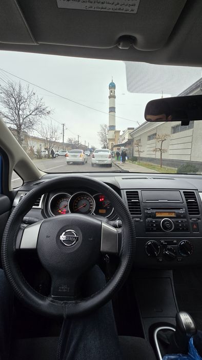 Nissan tiida SROCHNO sotiladi
