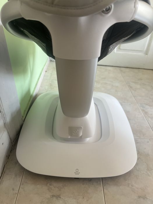 Продавам електрическа бебешка люлка 4moms mamaRoo