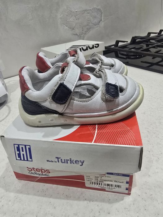 Кожаные сандали белые