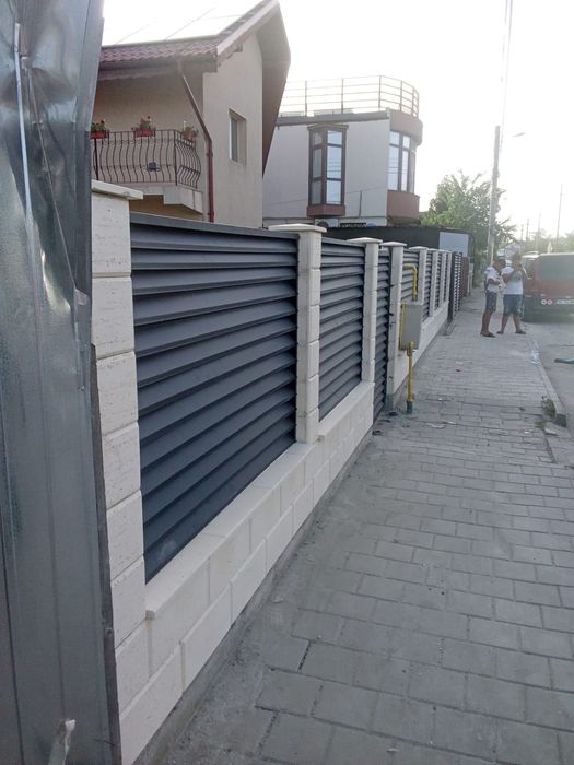 Construim la comanda dvs. garduri si porti din:
- panouri stil jaluzea