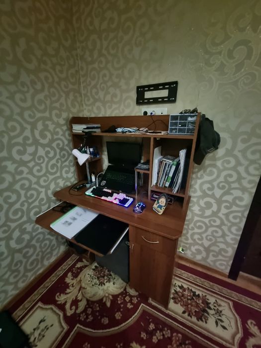 Dars uchun kompyuter qoyiladigon parta