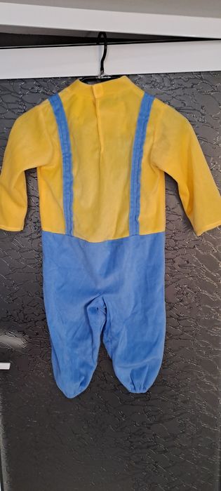 Vând costum minion