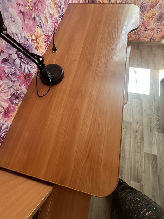 Продам компьютерный, письменый стол б/у