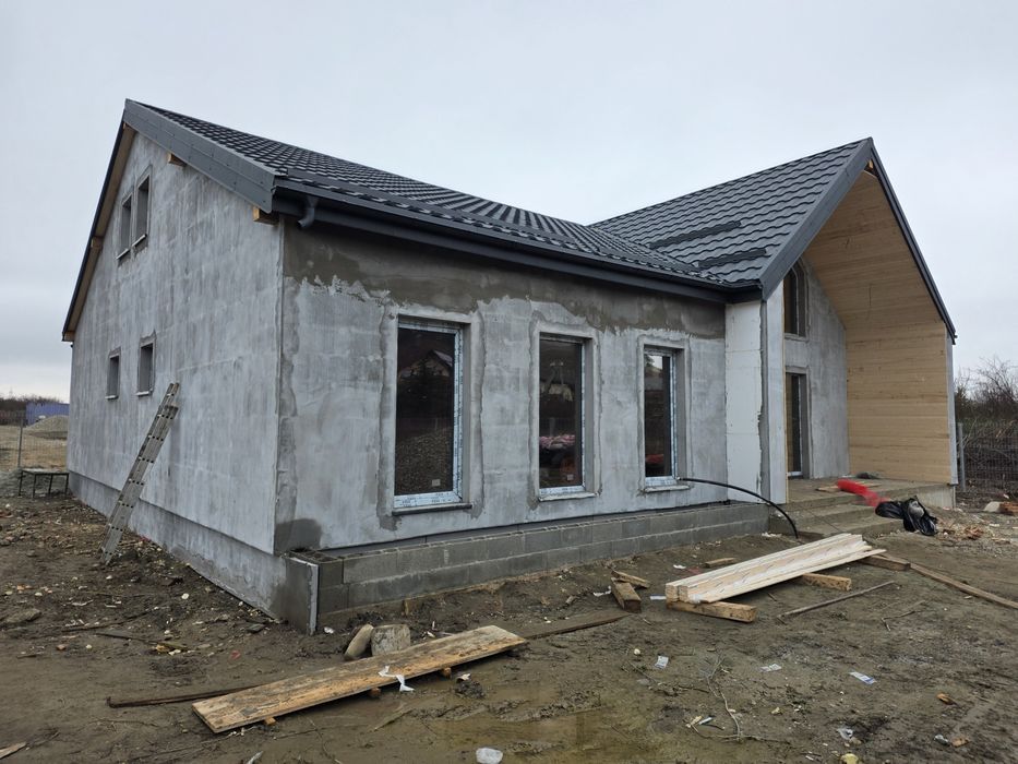 Casa moderna cu asfalt si toate utilitățile.