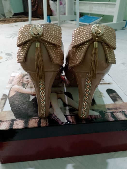 Ayollar tuflisi yangi