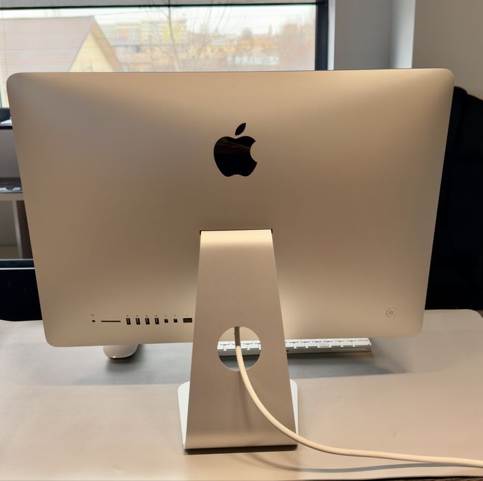 iMac 21.5” | insotit de Magic Keyboard si Magic Mouse