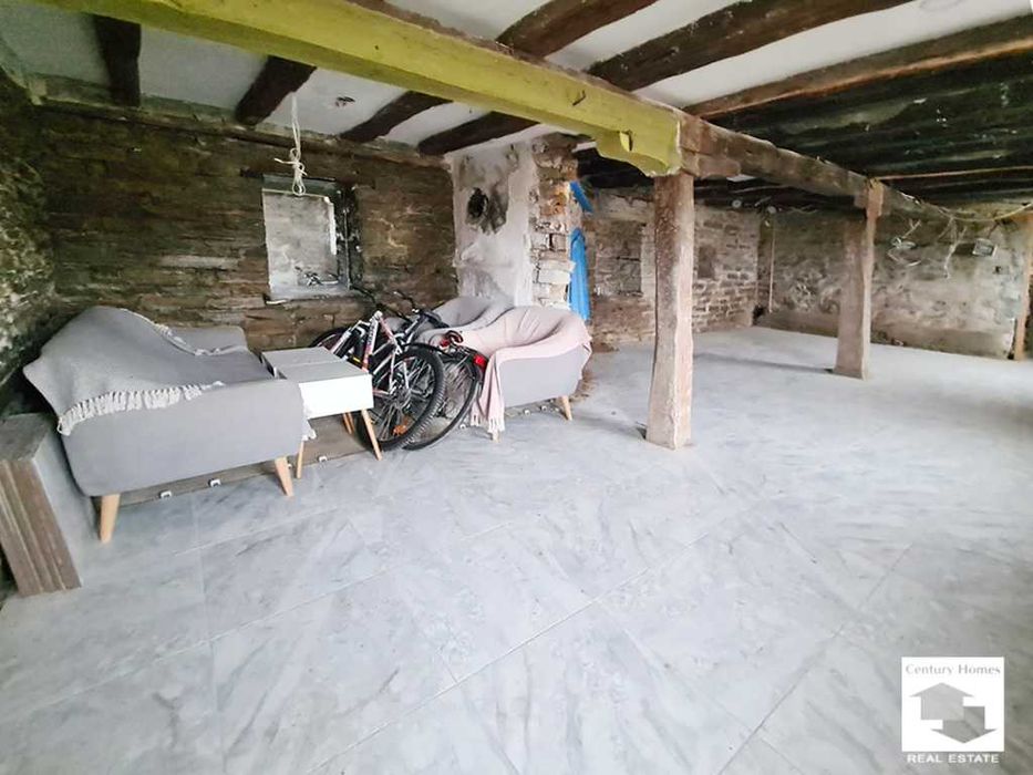 140332 Каменна къща с просторен двор и кладенец в с. Горна Липница