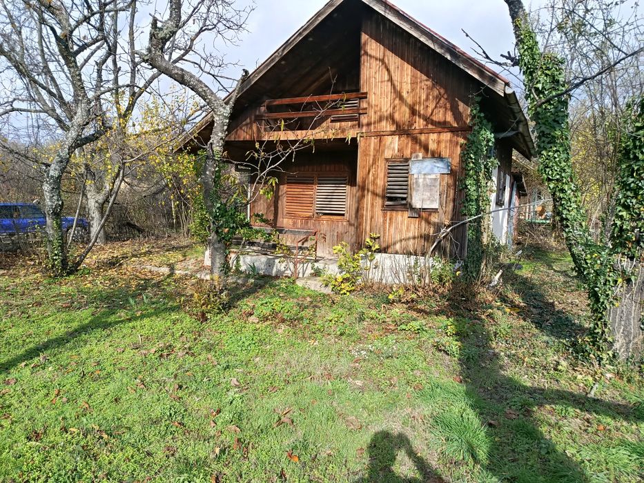 Вила източно от военния полигон в Казанлък