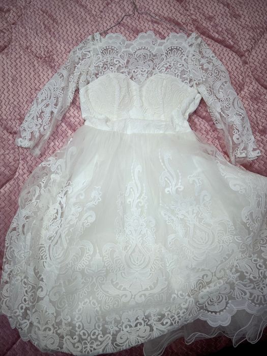Бяла нежна рокля