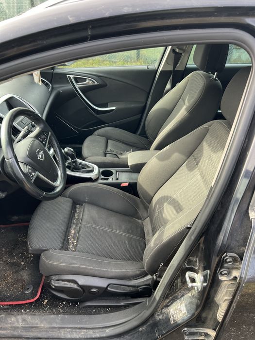 Dezmembrări / Dezmembrez Opel Astra J si Astra H