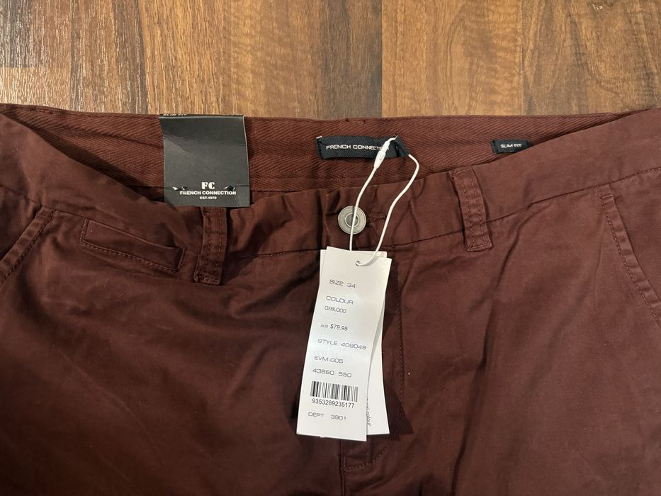 Pantaloni chino noi cu eticheta