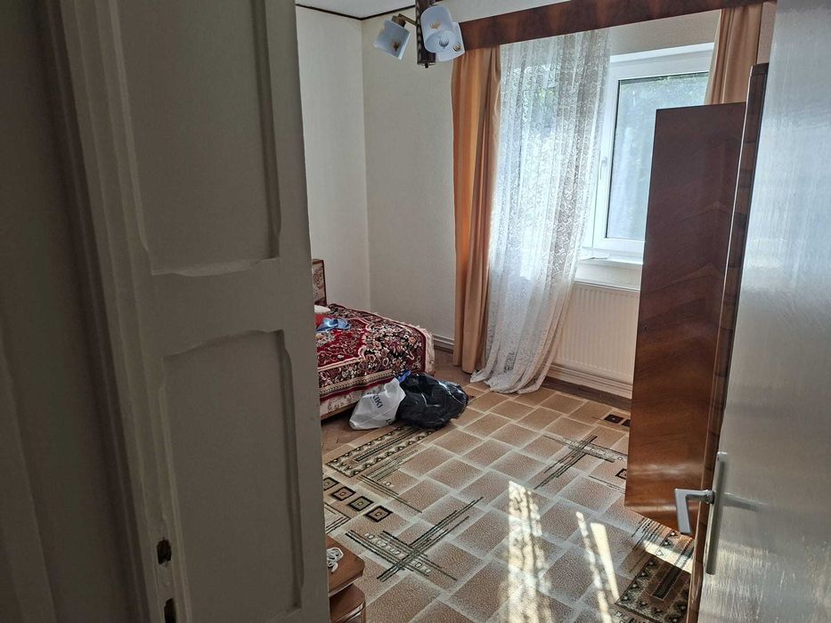 Vand Ap. 3 cam. Baile Olanesti, et. 1/3 in bloc cu curte