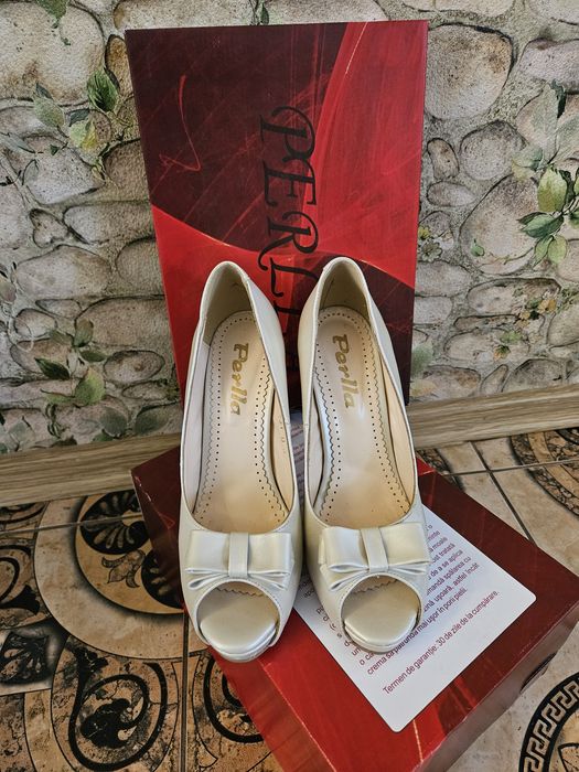 Pantofi de damă cu toc, din piele